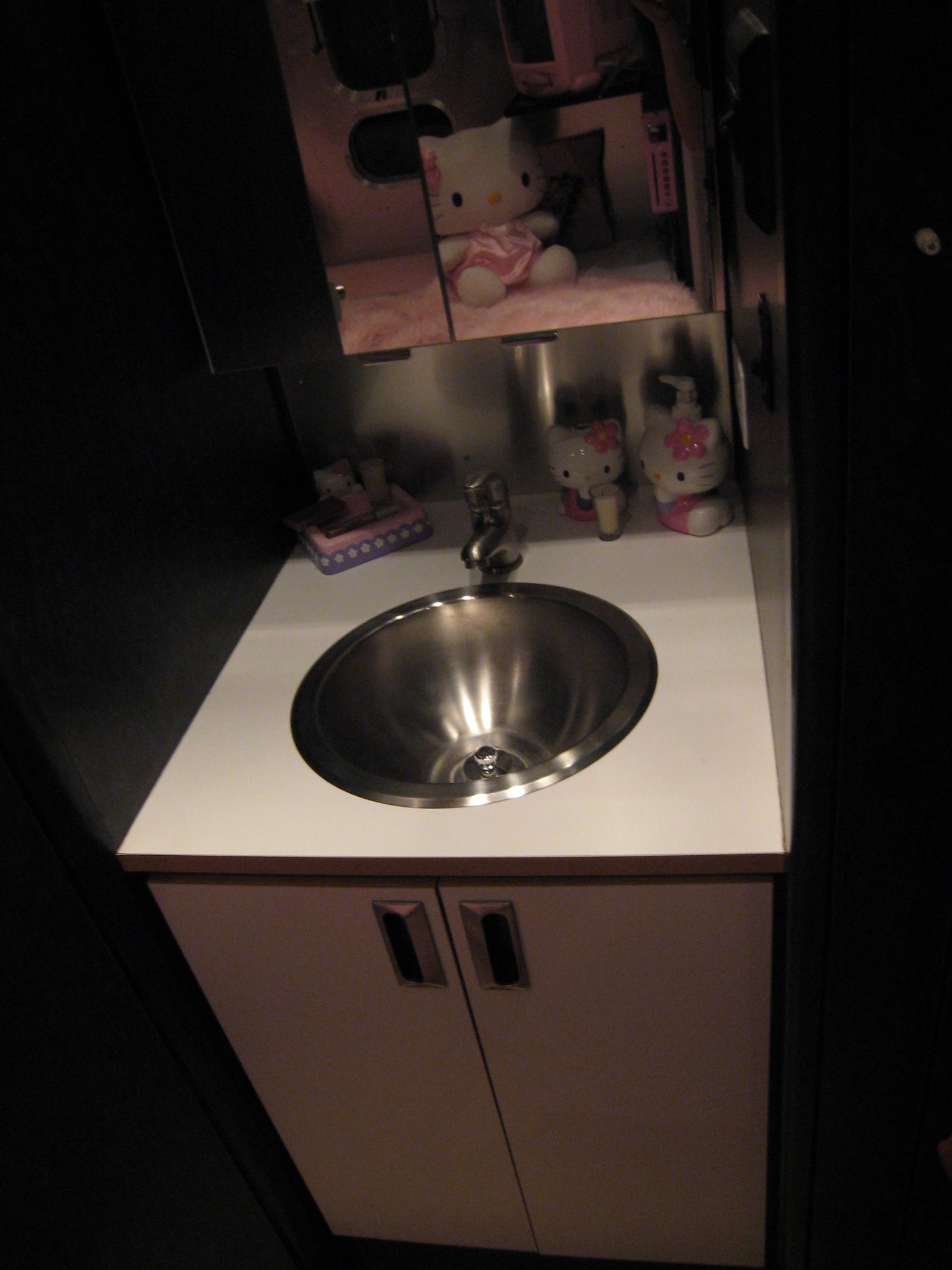 Hello Kitty Airlin Streamer bathroom sink